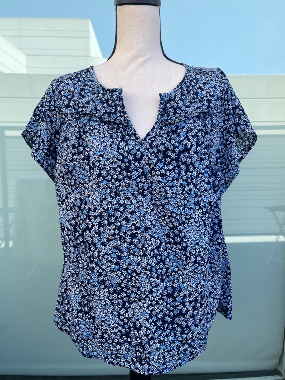 Gap Floral Top Blue White Short Sleeve Medium Cotton V-Neck